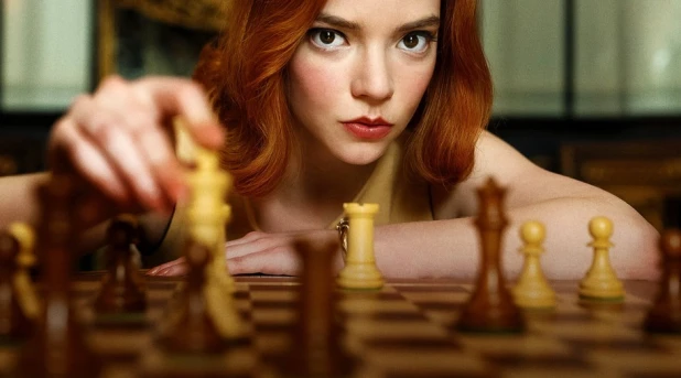 Uma peça de xadrez com xadrez muda de posição com precisão papel